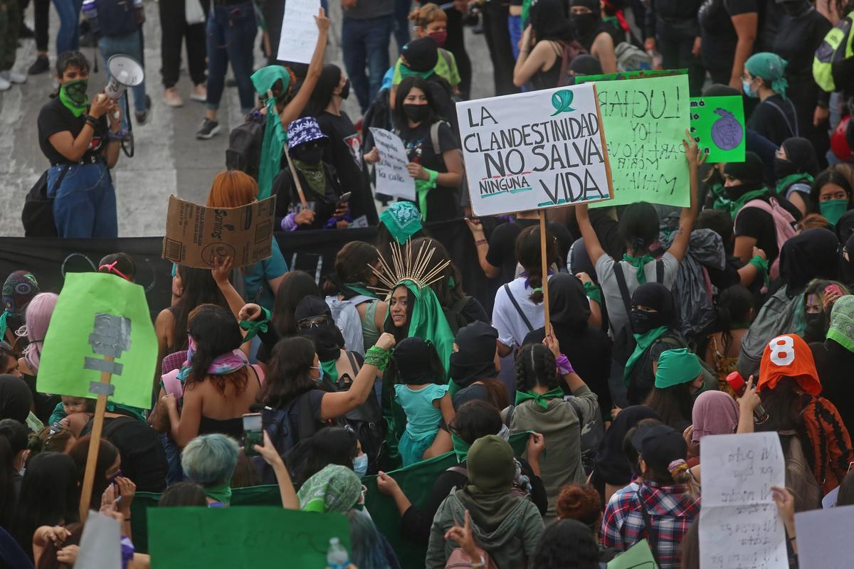 Este lunes, mujeres se manifestaron en Guadalajara como parte del Día de Acción Global por el aborto legal y seguro (Fernando Carranza)