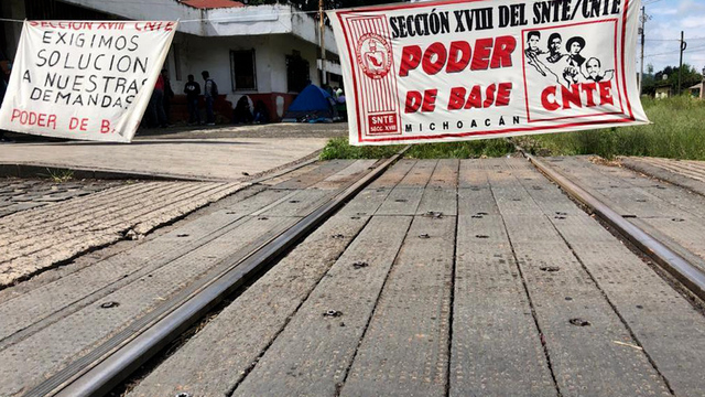 Maestros toman casetas, oficinas y vías ferroviarias en Michoacán