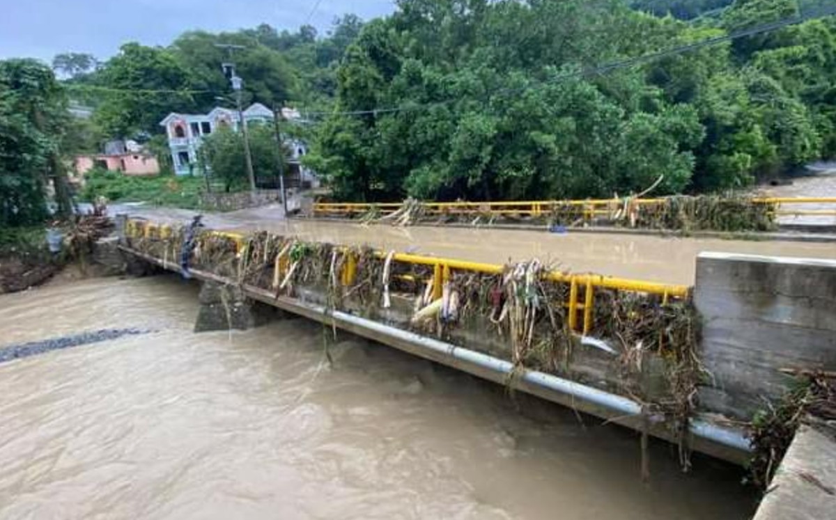 El nivel de agua del río aumentó debido a las fuertes lluvias de las últimas horas. (Wendy Salazar)
