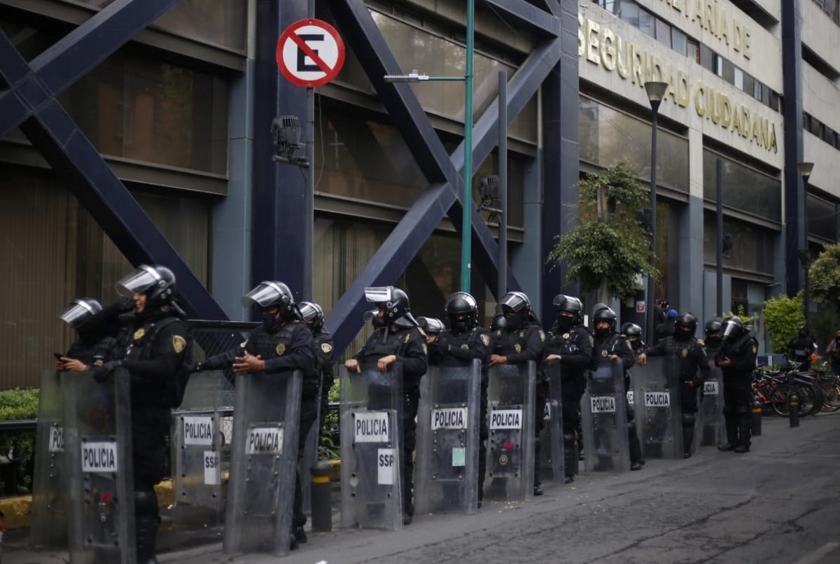 Policías de CdMx resguardan oficinas de SSC. | Araceli López