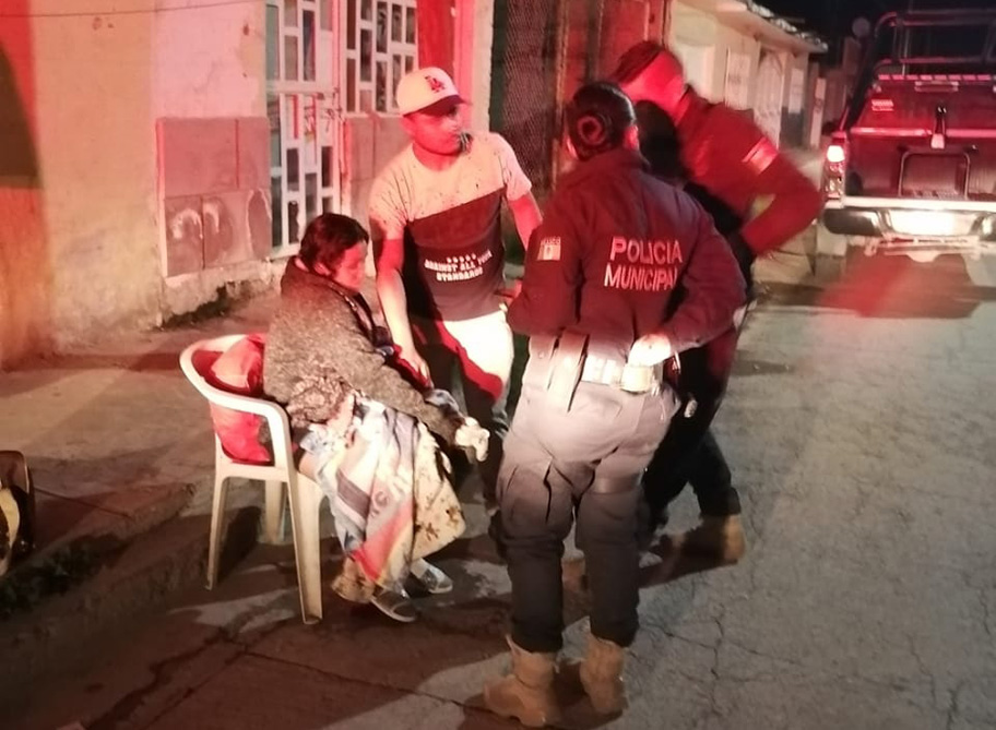 Policías de Lerdo auxilian a mujer dando a luz. (Especial)