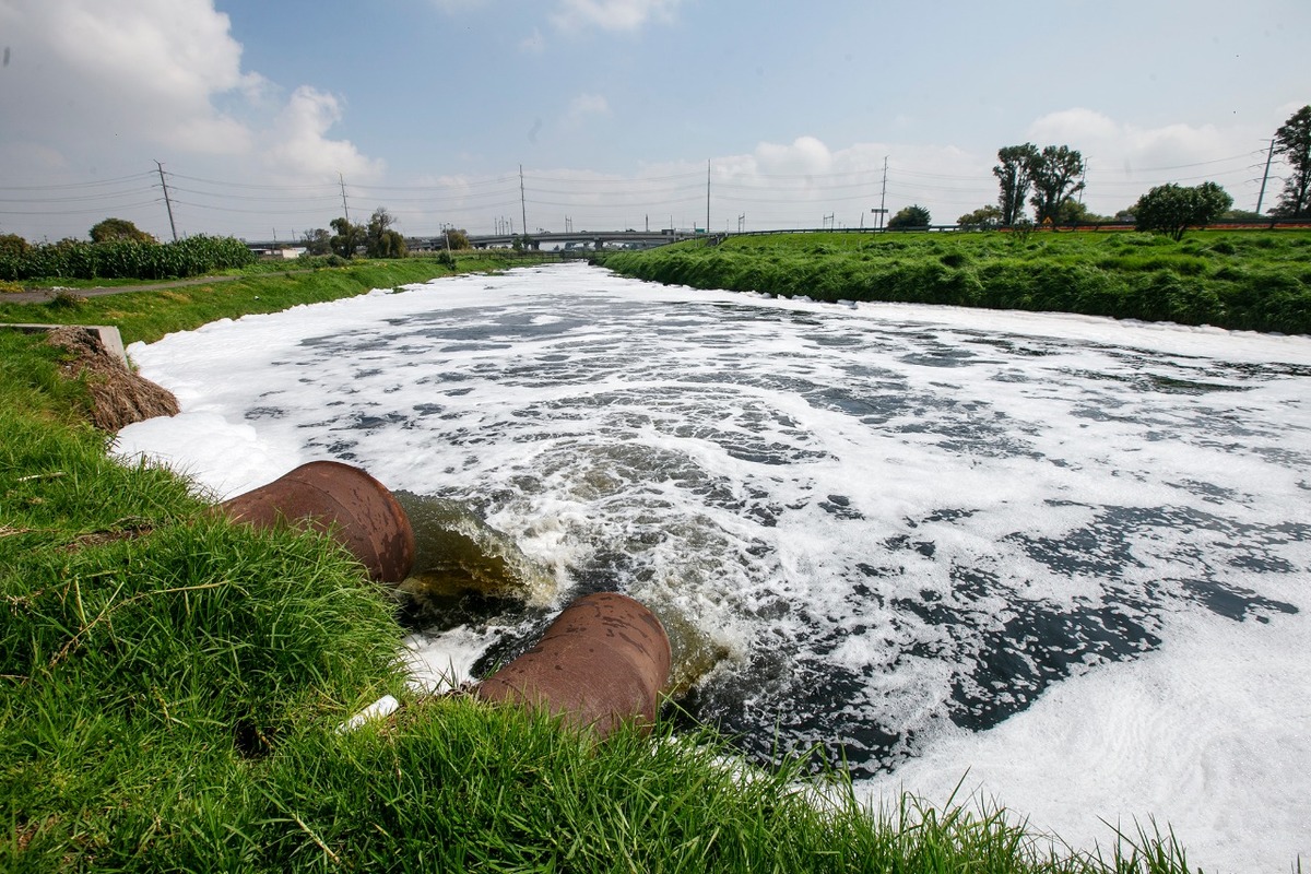 Los ríos reciben hasta 50 por ciento del remante de los colorantes que no son biodegradables. (Iván Carmona)