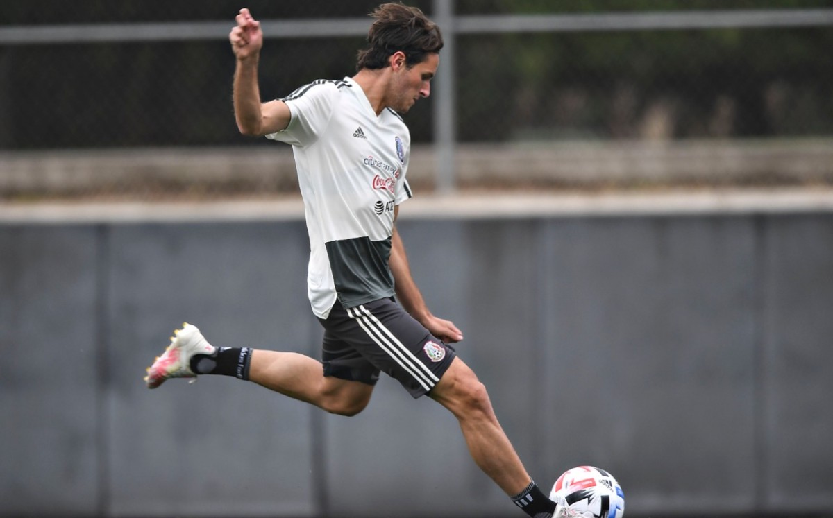 Santiago Giménez, durante concentración con la selección mexicana (Imago7)