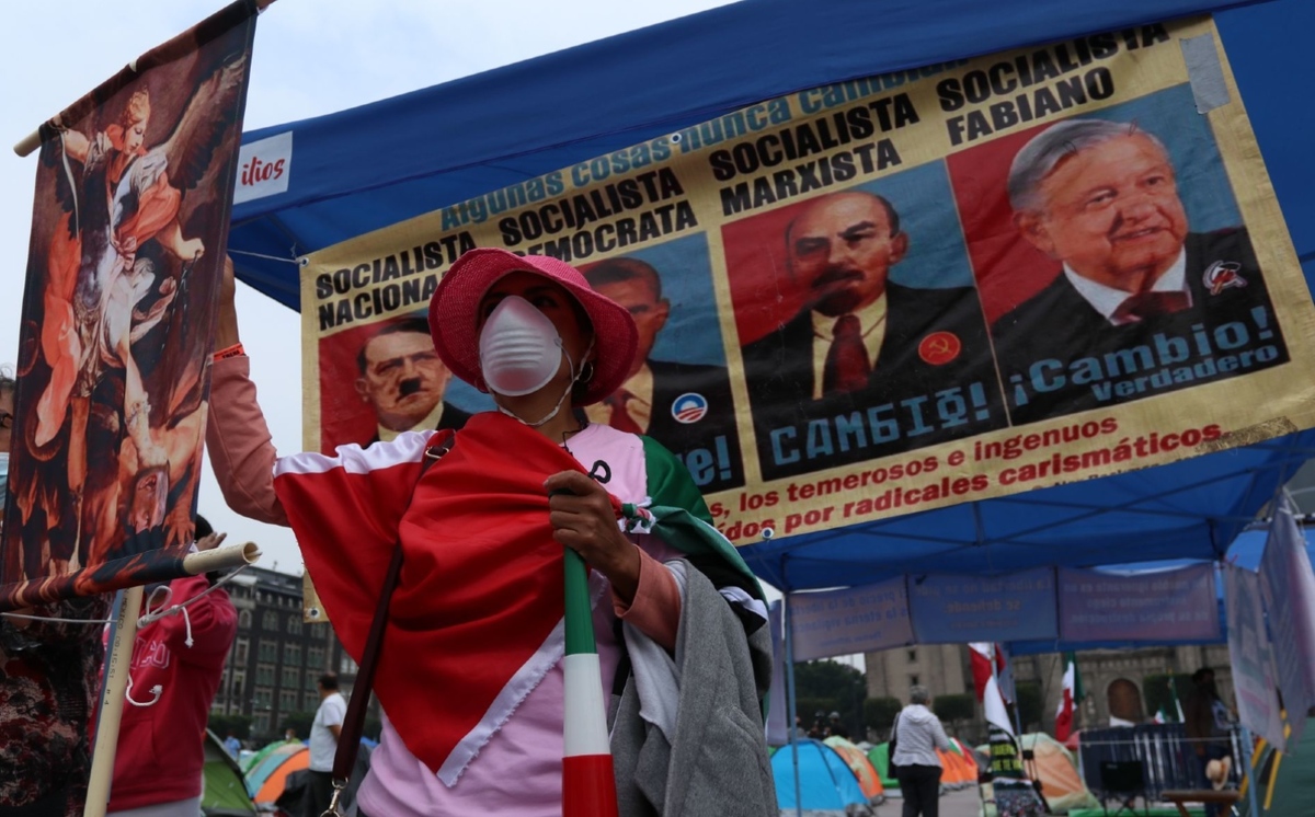 Simpatizantes del movimiento FRENAAA en el plantón del Zócalo capitalino. (Cuartoscuro)
