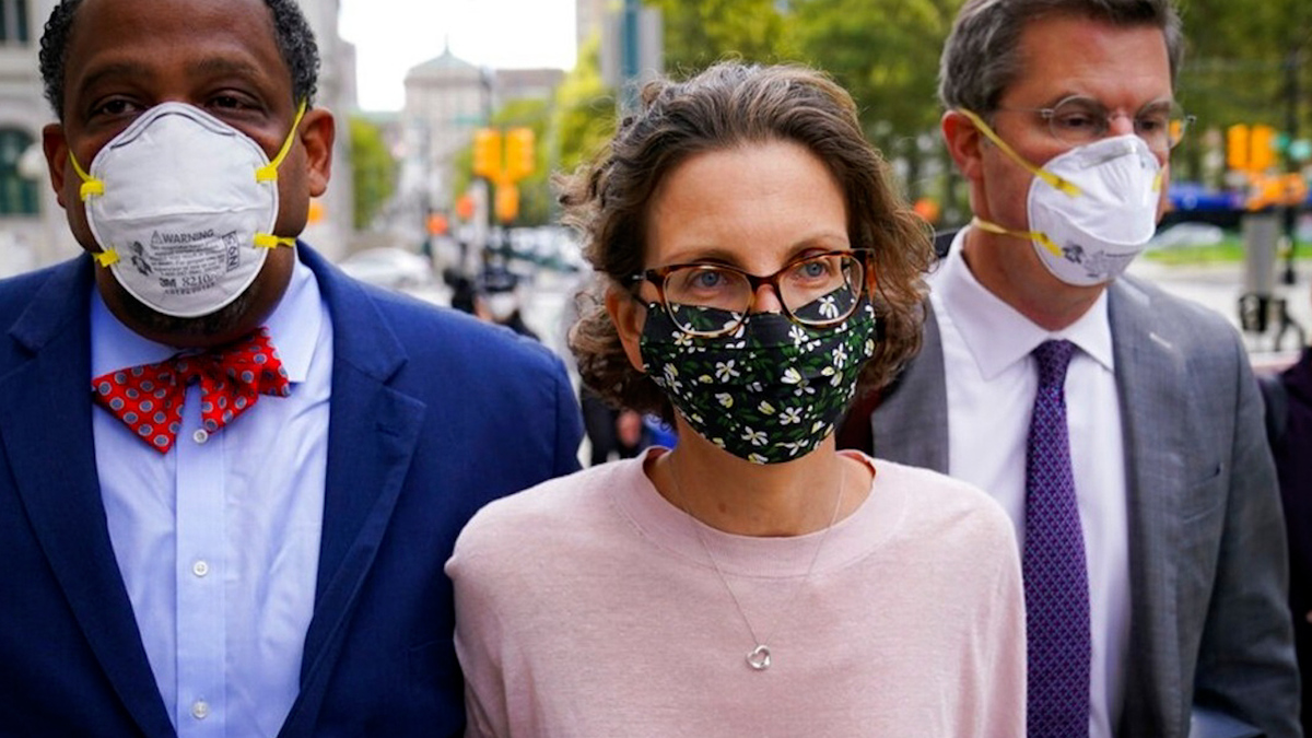Dan casi 7 años de cárcel a Clare Bronfman, ligada a Raniere y caso NXIVM