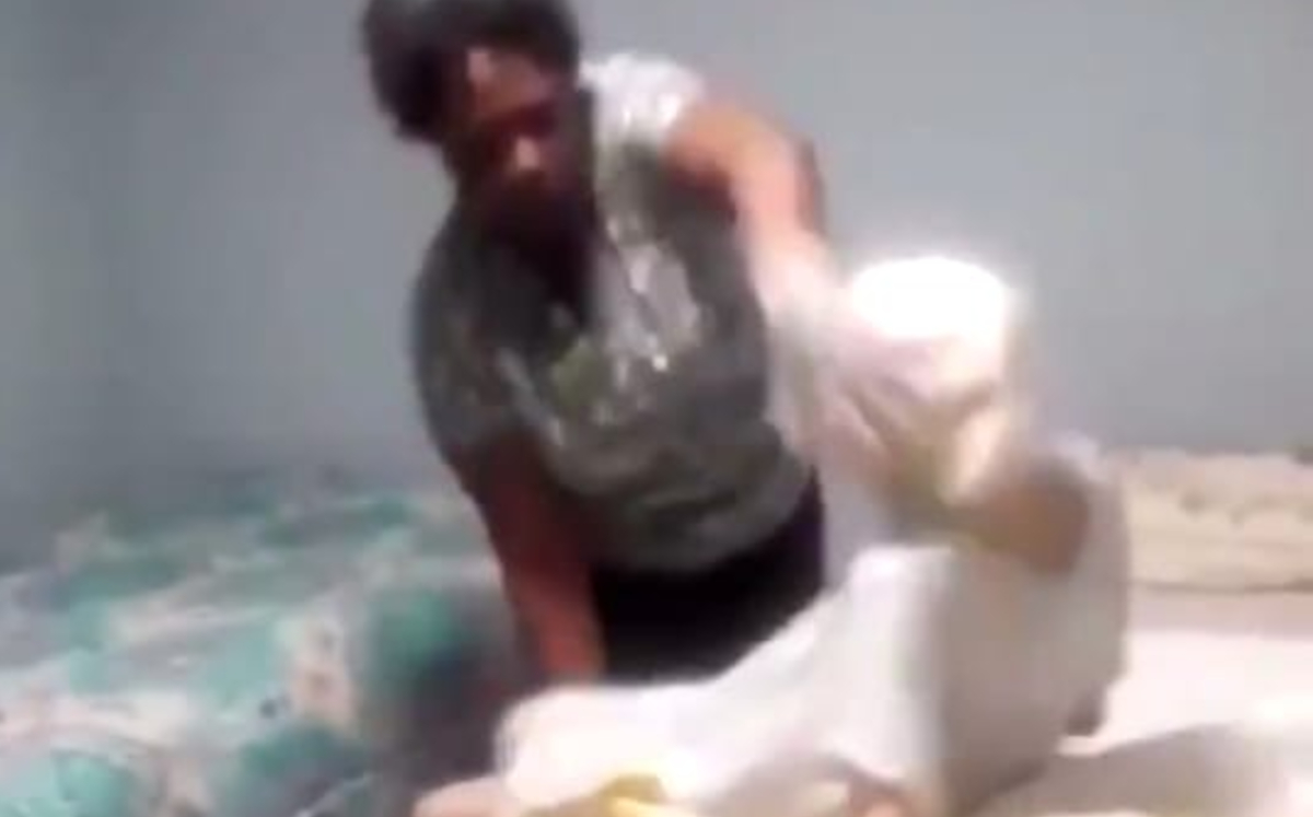 Captan a enfermera maltratando a abuelita (Captura)