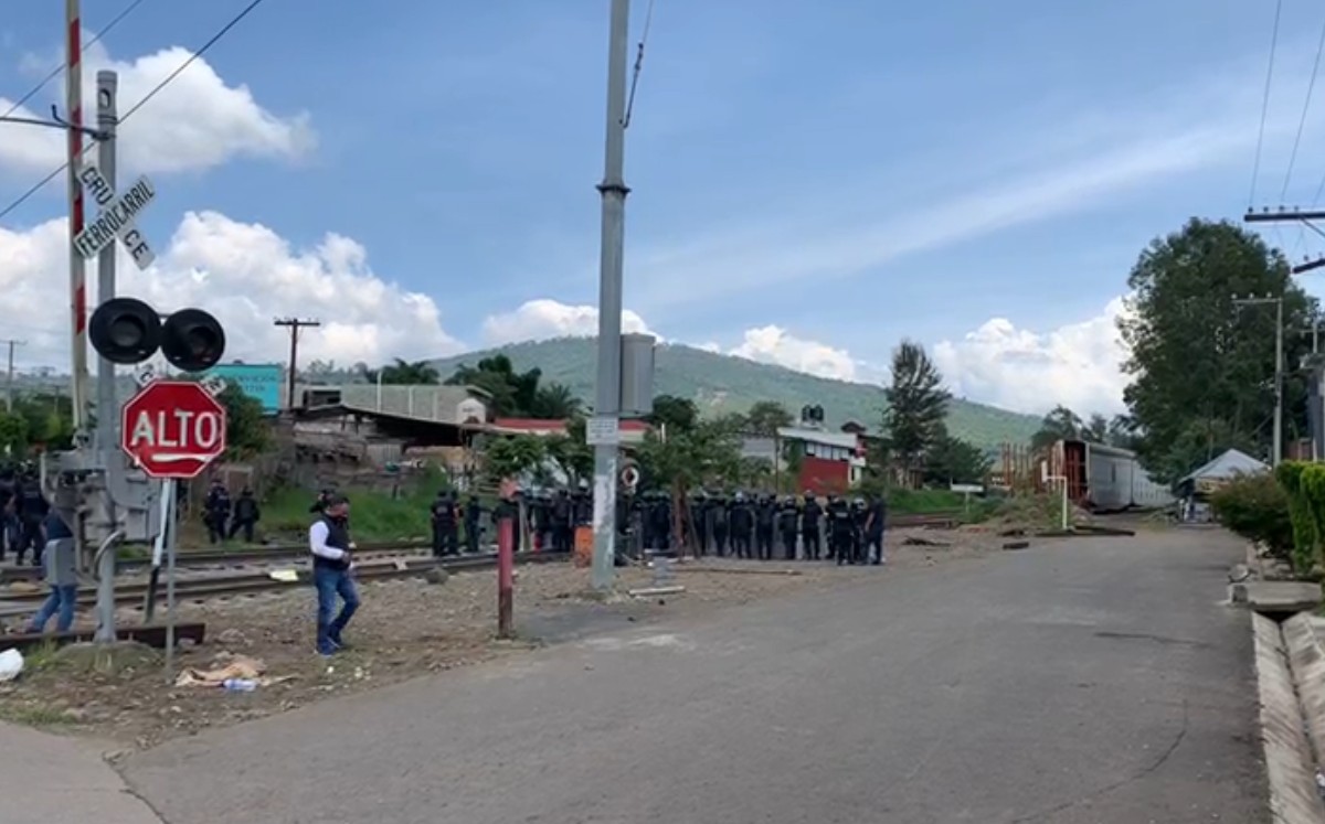 El desalojo de las vías del tren generó un enfrentamiento de maestros y autoridades. (Jocelyn Estrada)