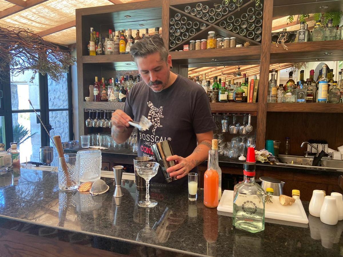 Felipe García, bartender duranguese. (Especial)