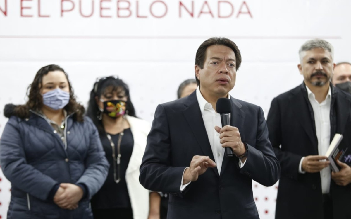 Mario Delgado dice que sólo tiene 17 espectaculares; pide que los quiten