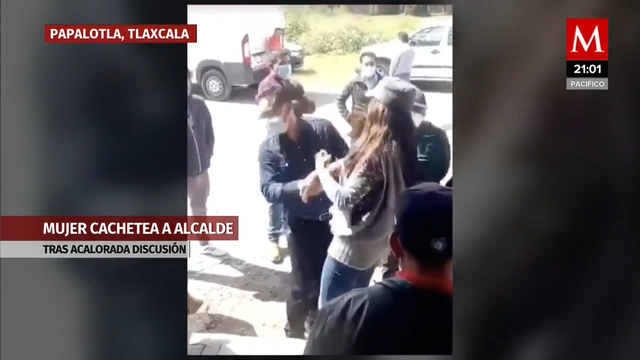 Mujer cachetea e insulta a el alcalde de Papalotla