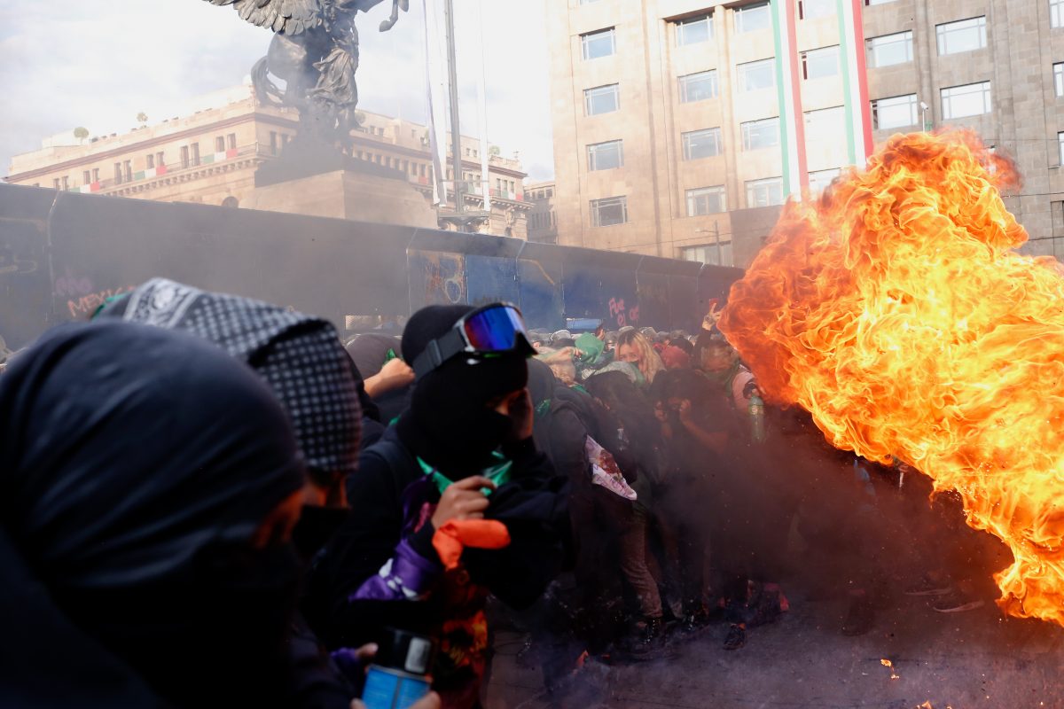 43 mujeres policías resultaron con golpes y quemaduras, así como 13 manifestantes. (AP)