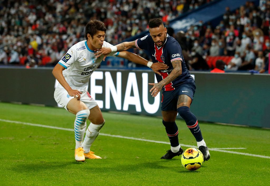Neymar y Hiroki Sakai (Reuters)