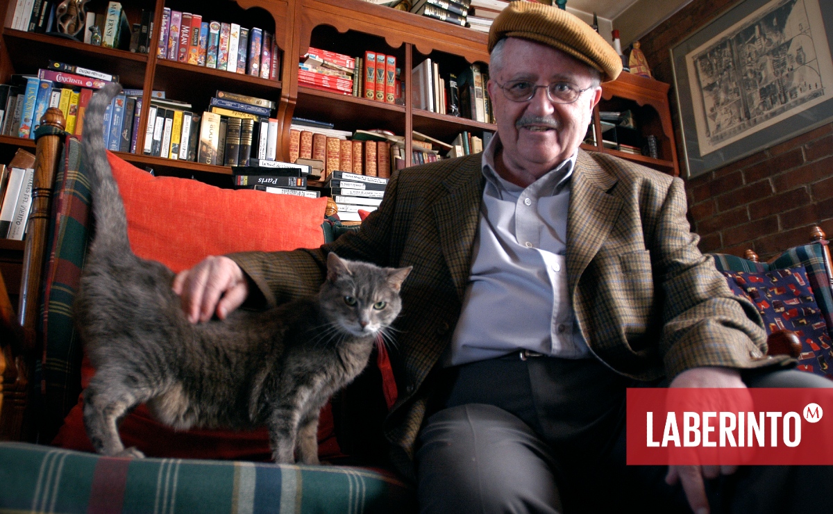 Novel Segundo José de la Colina Gurría junto a uno de sus gatos. (Foto: Mónica González | MILENIO)