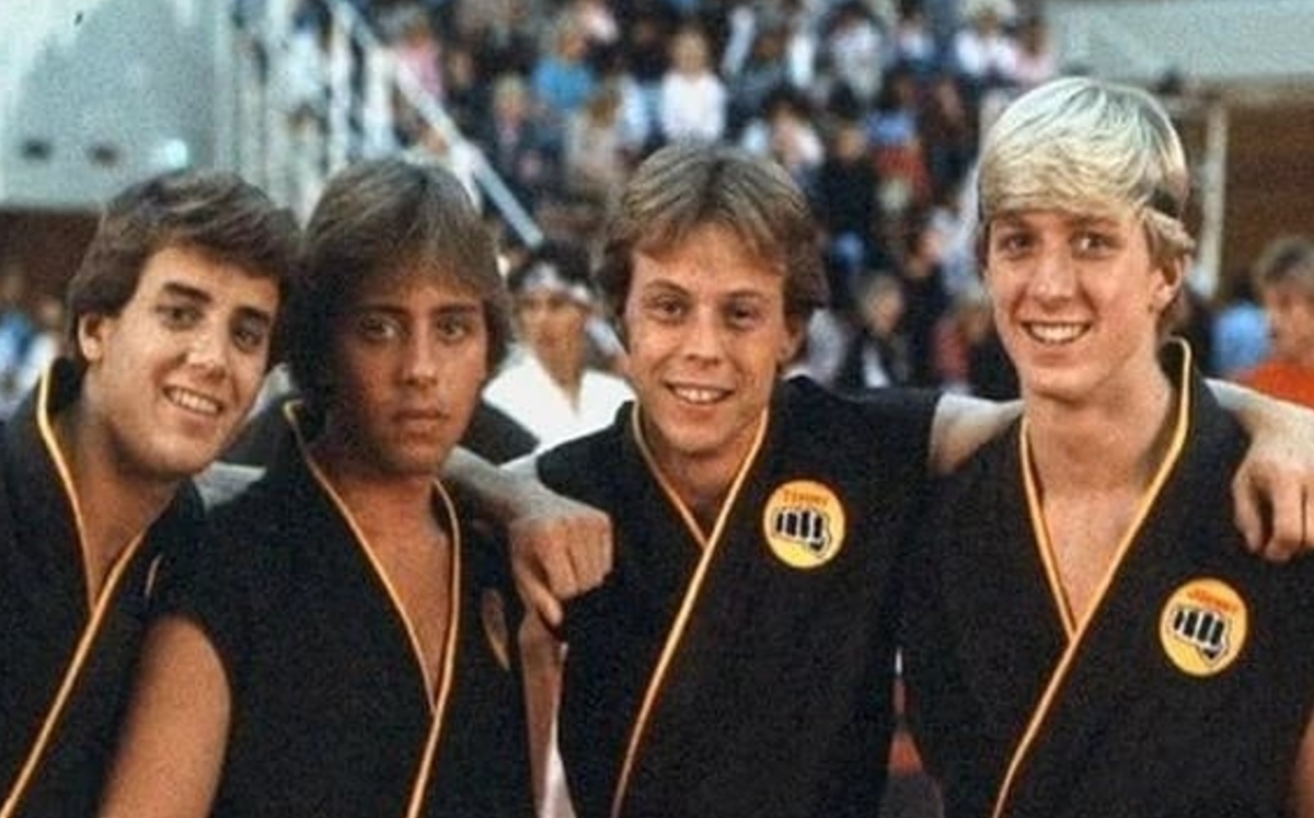La pandilla de Cobra Kai estaba integrada por cuatro chicos, así como Johnny Lawrence (Instagram).