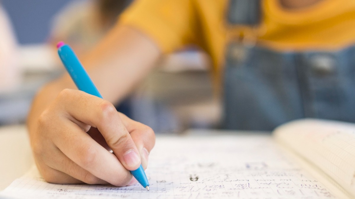 Desde preescolar, los estudiantes aprenden a reconocer las letras, los números y comienzan a leer y escribir. (Archivo)