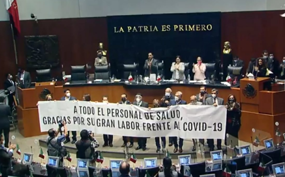 Los senadores de Morena desplegaron una manta para agradecer al personal médico. (Especial)