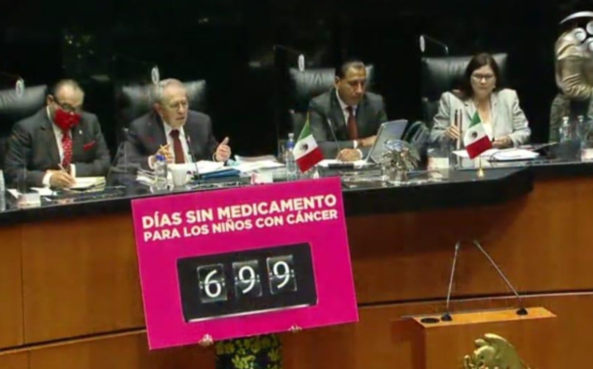 Senadores del PAN desplegan cartas de oncólogos en comparecencia de secretario de Salud.