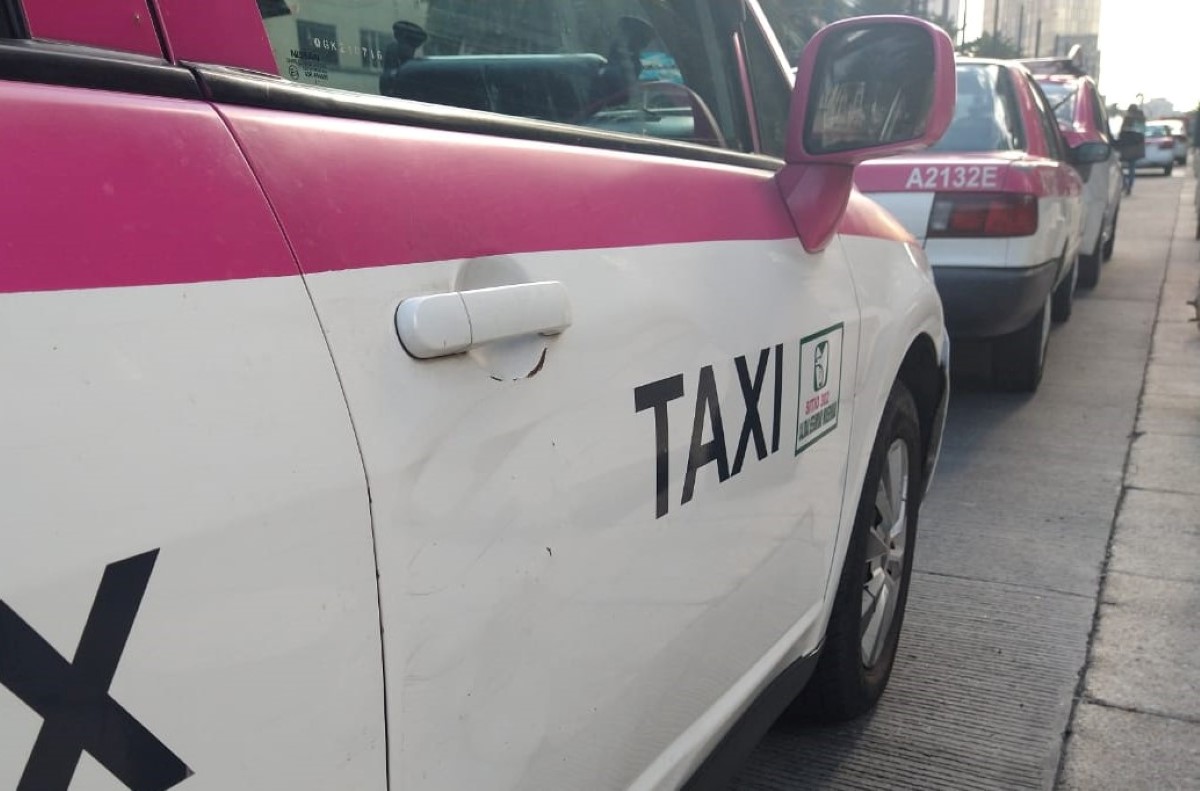 Los taxistas marchan a la Segob, en avenida Bucareli. | César Velézquez