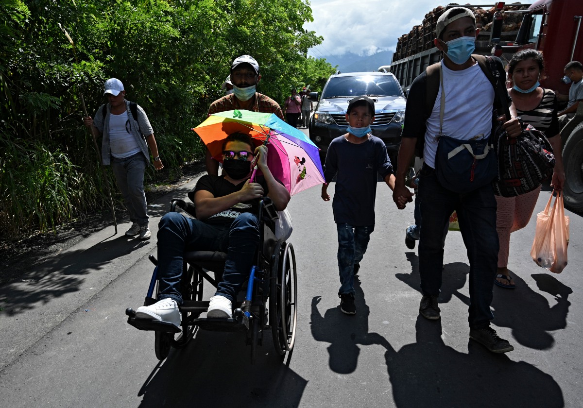 Ayer cientos de migrantes comenzaron a caminar desde una ciudad en el norte de Honduras hacia la frontera de Guatemala. (AFP)