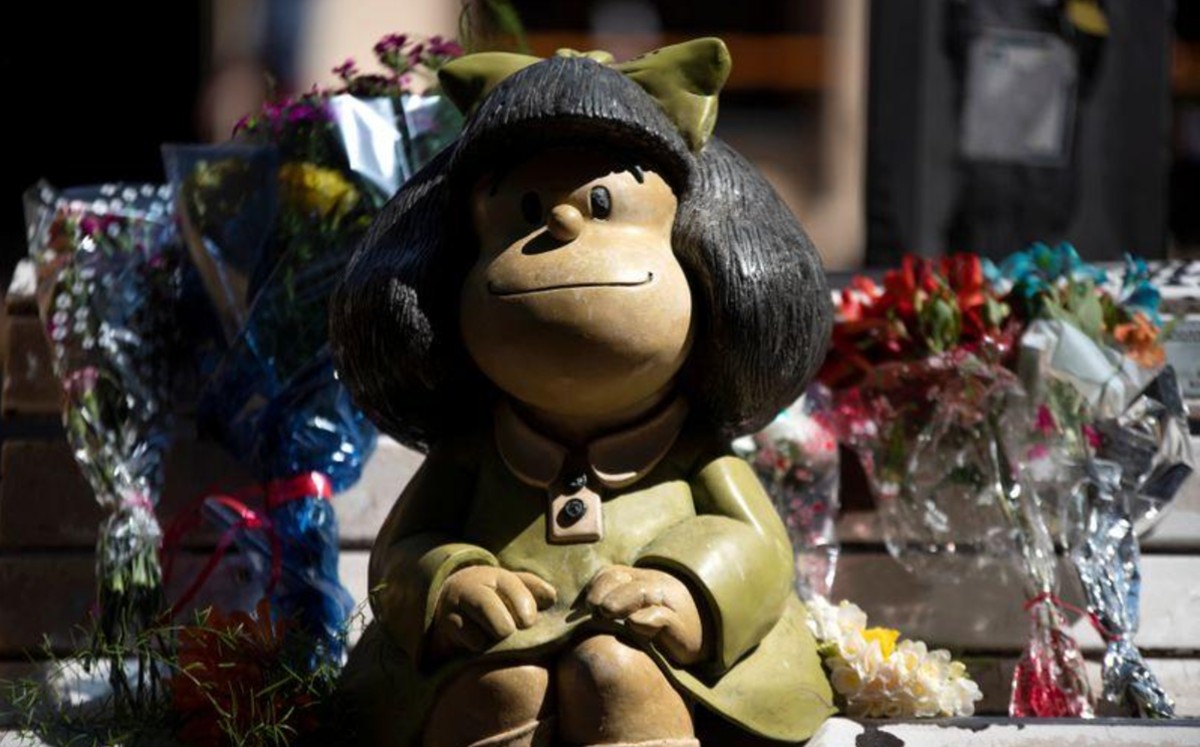 Con flores y mensajes de agradecimiento, miles de personas en Argentina y el mundo le rindieron tributo a Quino. (Reuters)