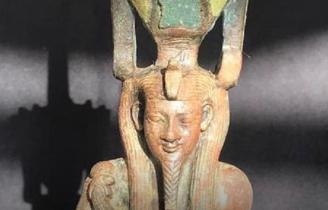 Hallan estatua de dios egipcio con piedras preciosas