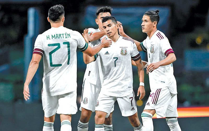 Los jugadores festejan el gol de Orbelín Pineda. (Imago7)