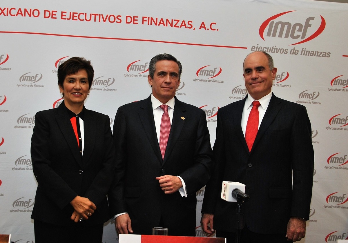 Lili Domíngez, presidente del Consejo Técnico del IMEF; Ángel García-Lascurain, presidente racional IMEF y Mario Correa, integrante del Comité Indicad