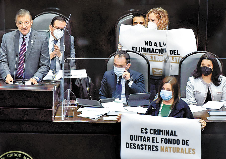 Con mantas y cartulinas en tribuna, protestaron durante la comparecencia del titular de Hacienda. (Cuartoscuro)