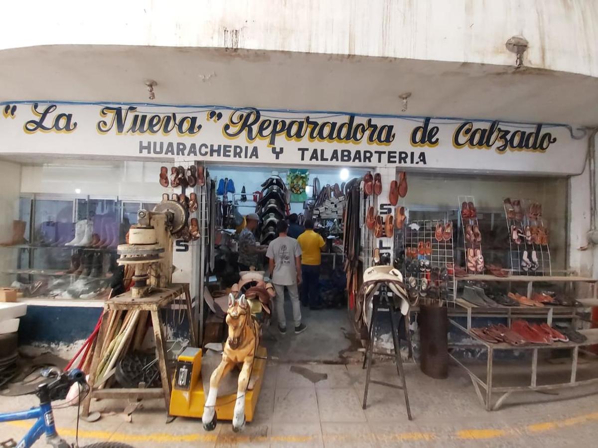 Desde metros antes de llegar a la talabartería “La Nueva” se puede percibir el aroma a piel. (Especial)