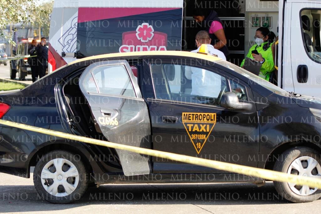 El motociclista se impactó en la puerta trasera del lado izquierdo del taxi. (Andrés Sánchez)