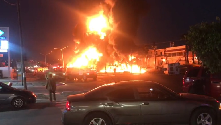 La pipa explotó frente a una estación de combustibles. | Said Betanzos