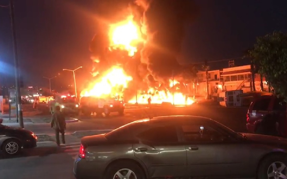 Pipa de Pemex explota en BC tras chocar con vehículo