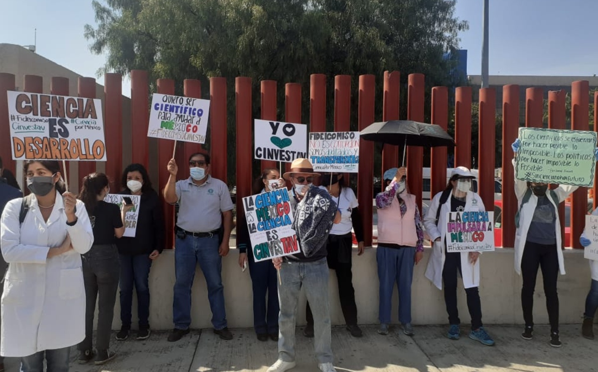 Protestan científicos del Cinvestav afuera de San Lázaro. (Especial)