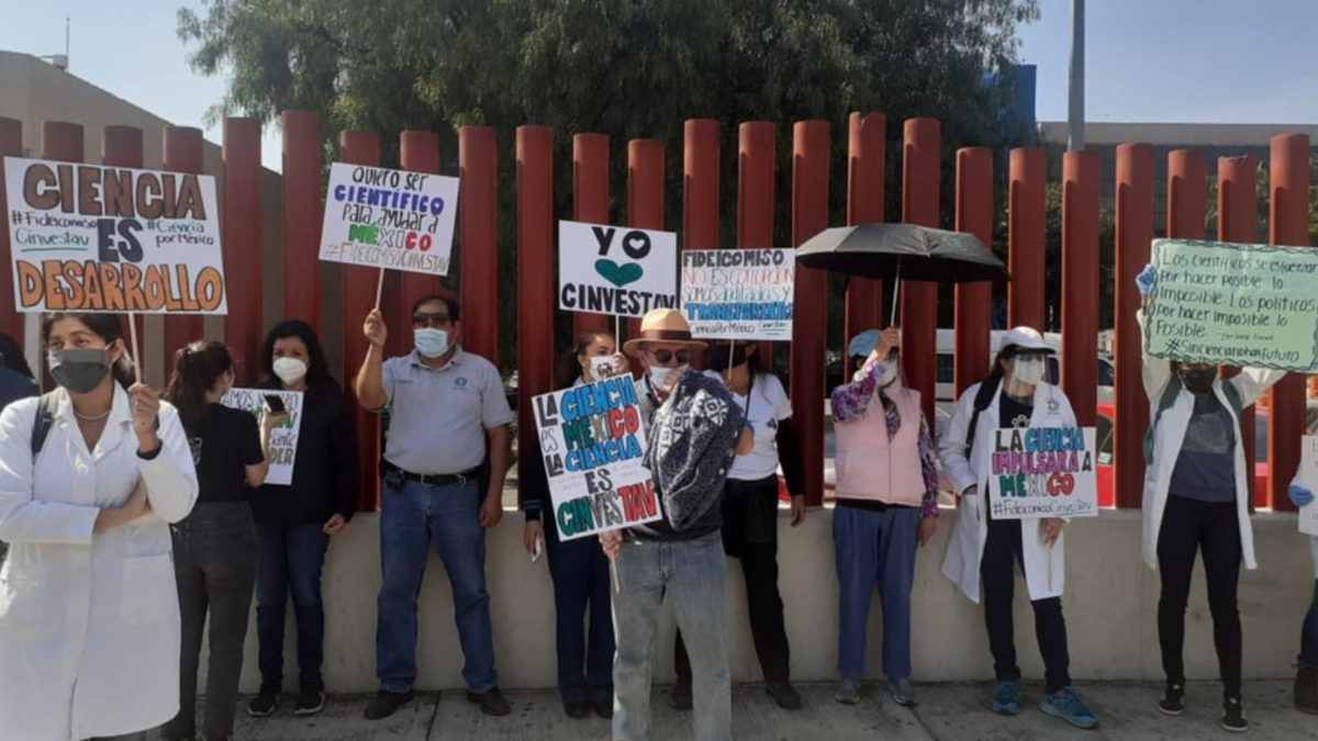 En San Lázaro, científicos y familiares de desaparecidos protestan por fideicomisos