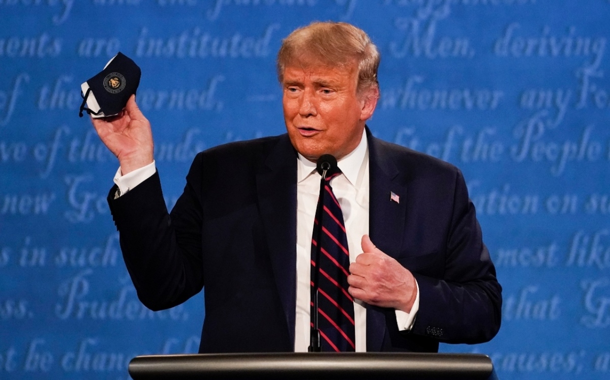 Trump se sometió a una nueva prueba de coronavirus para determinar si su asesora la contagió. (AP)