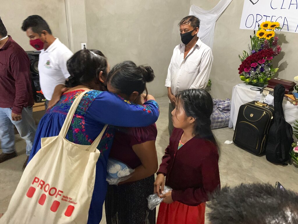 Activistas viajan de Nueva York a México con cenizas de migrantes. (AP)