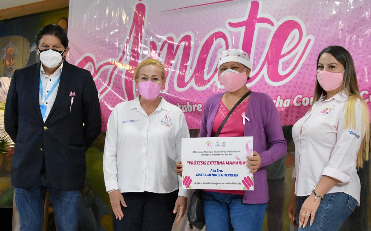 Altamira entrega a mujeres vales para prótesis mamarias externas. (Cortesía)