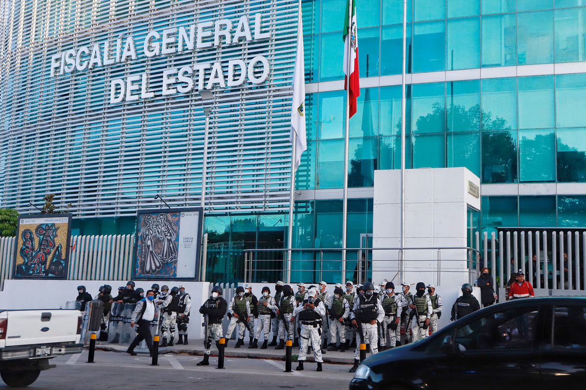 Autoridades resguardan las instalaciones de la FGE para evitar altercados. (Agencia Enfoque)