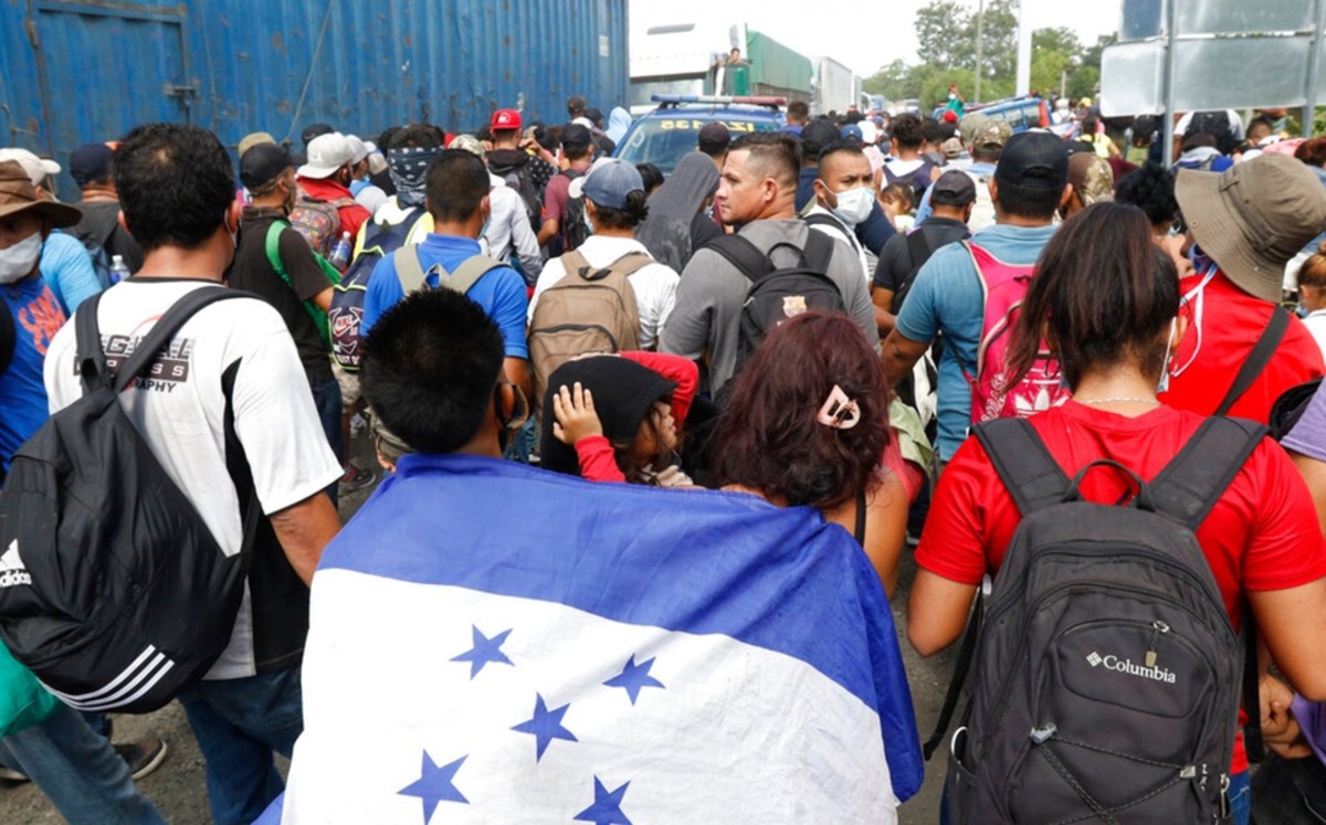 Caravana de migrantes ingresa a Guatemala rumbo a EU
