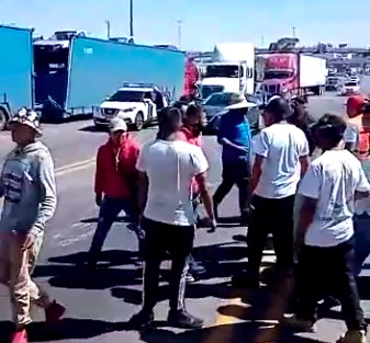 Eran al menos 200 hombres y algunas mujeres.