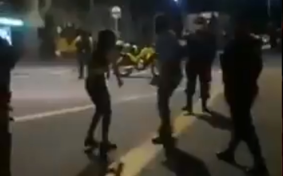 Hombre saca a su hija de manifestación a cinturonazos. (Captura)