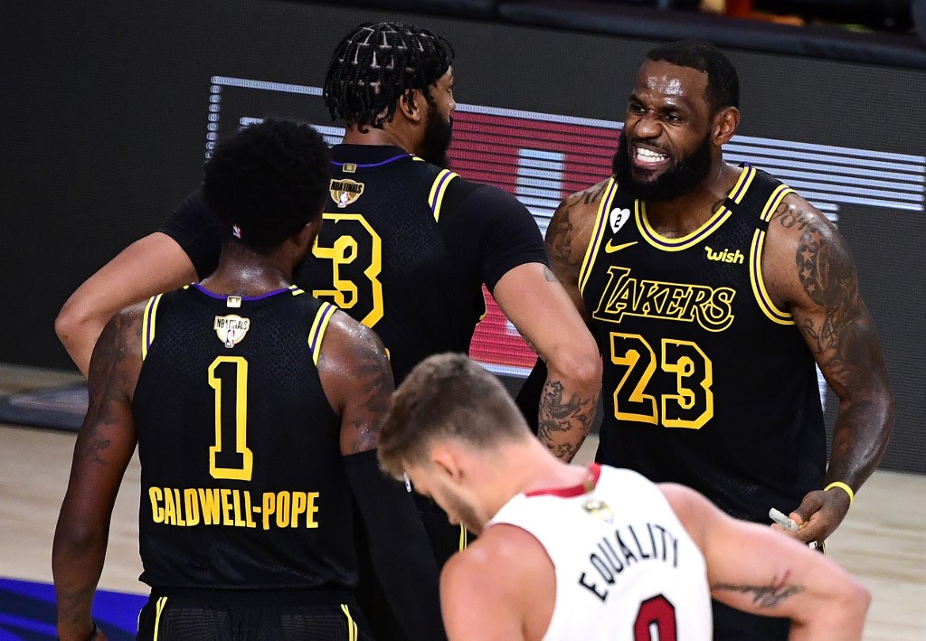 LeBron James, Anthony Davis y Kentavious Caldwell-Pope (AFP)