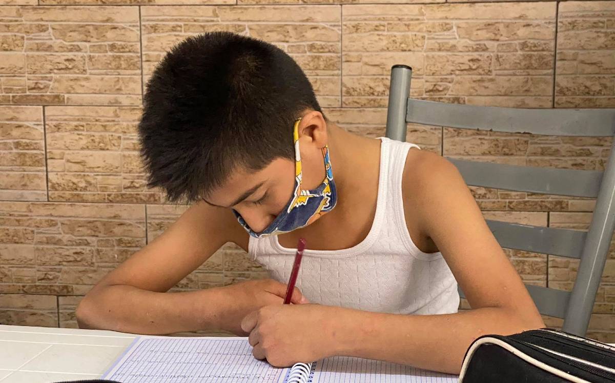 El niño es un buen estudiante y confiesa que prefiere tomar clases a distancia, su hermana le ayuda con sus tareas. (César García)
