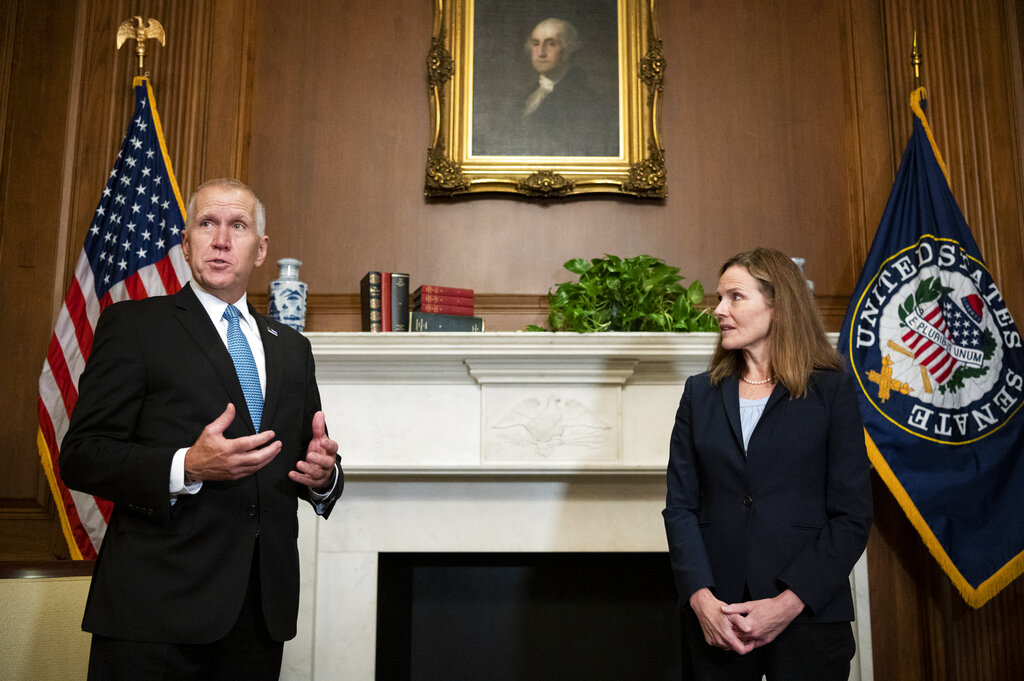 El senador Thom Tillis junto a la nominada de Trump hacia la Suprema Corte, Amy Coney Barrett, (AP)