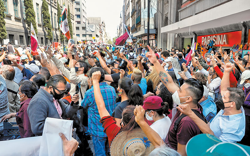 Simpatizantes de Andrés Manuel López Obrador celebraron la decisión del máximo tribunal del país. (Reuters)