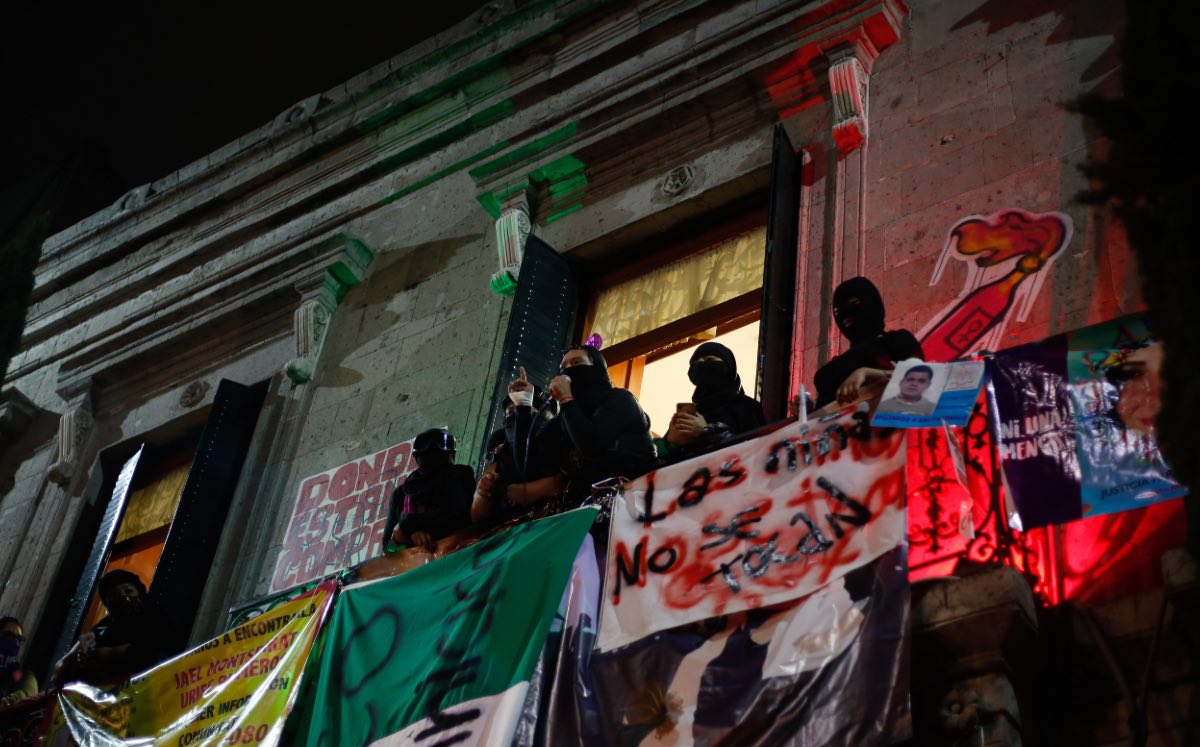 Colectivos feministas y mujeres víctimas de la violencia mantienen desde hace un mes tomada las instalaciones de la CNDH en la CdMx. (Araceli López)
