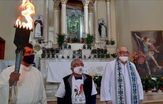 Ante la emergencia sanitaria, un reducido número de personas trasladan el llamado fuego de la esperanza. (Jaime Zambrano)