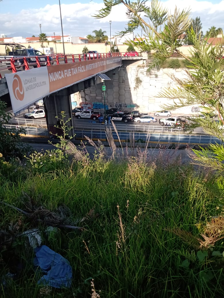 Movilización por caída de mujer de puente de Lomas de Angelópolis. (Andrés Lobato)