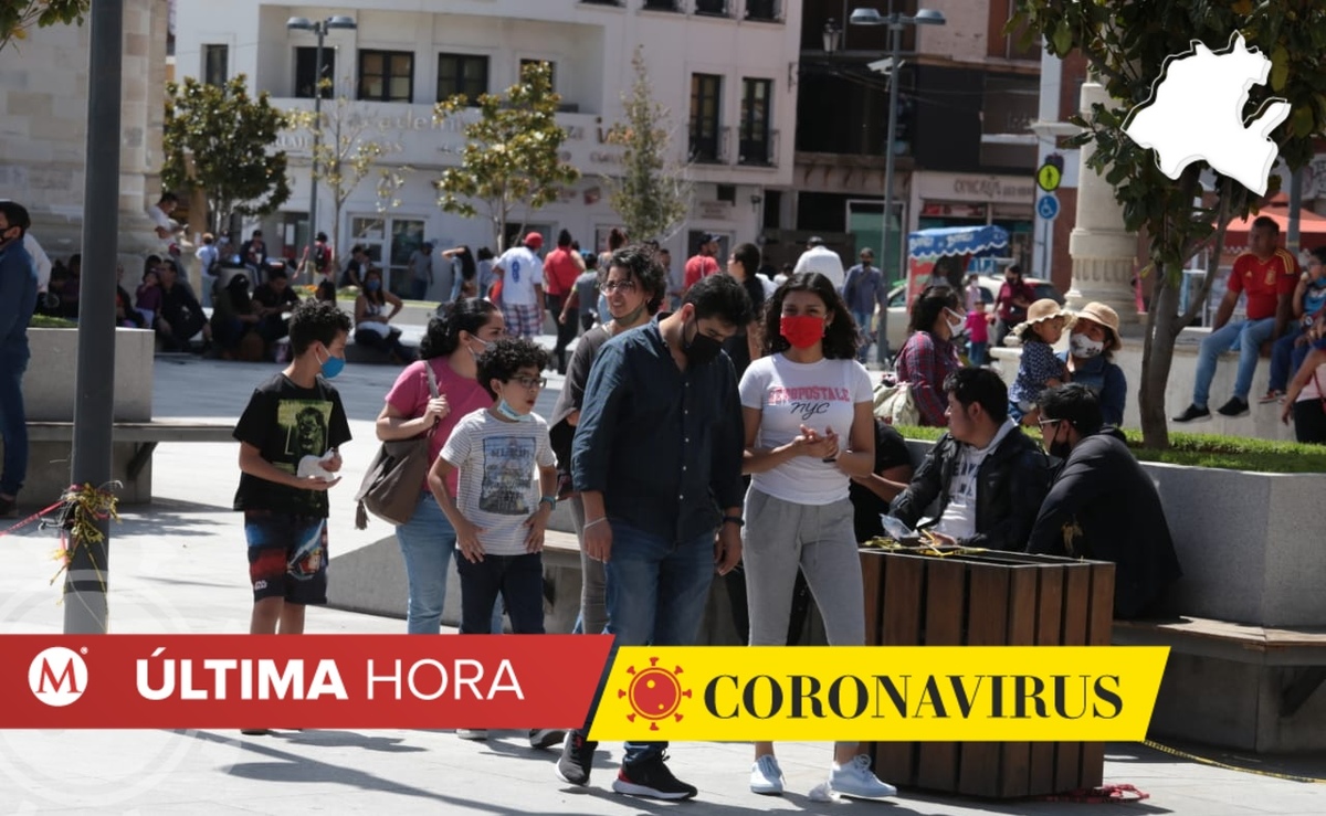 Pachuqueños pasando la tarde en plaza Infependencia, algunos sin tomar distancia social. (Maribel Calderón)