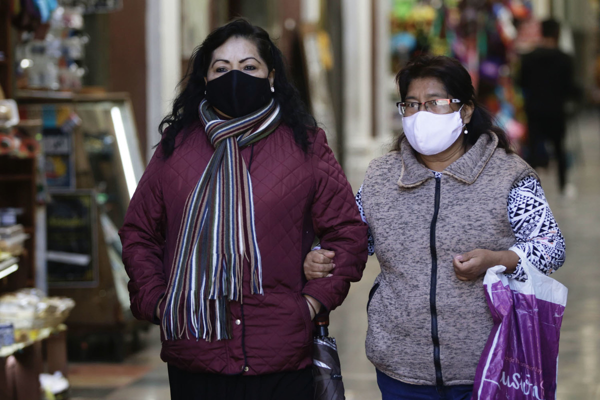 Poblanos salen abrigados ante el descenso en la temperatura por la entrada del Frente Frío número 5. (Agencia Enfoque)